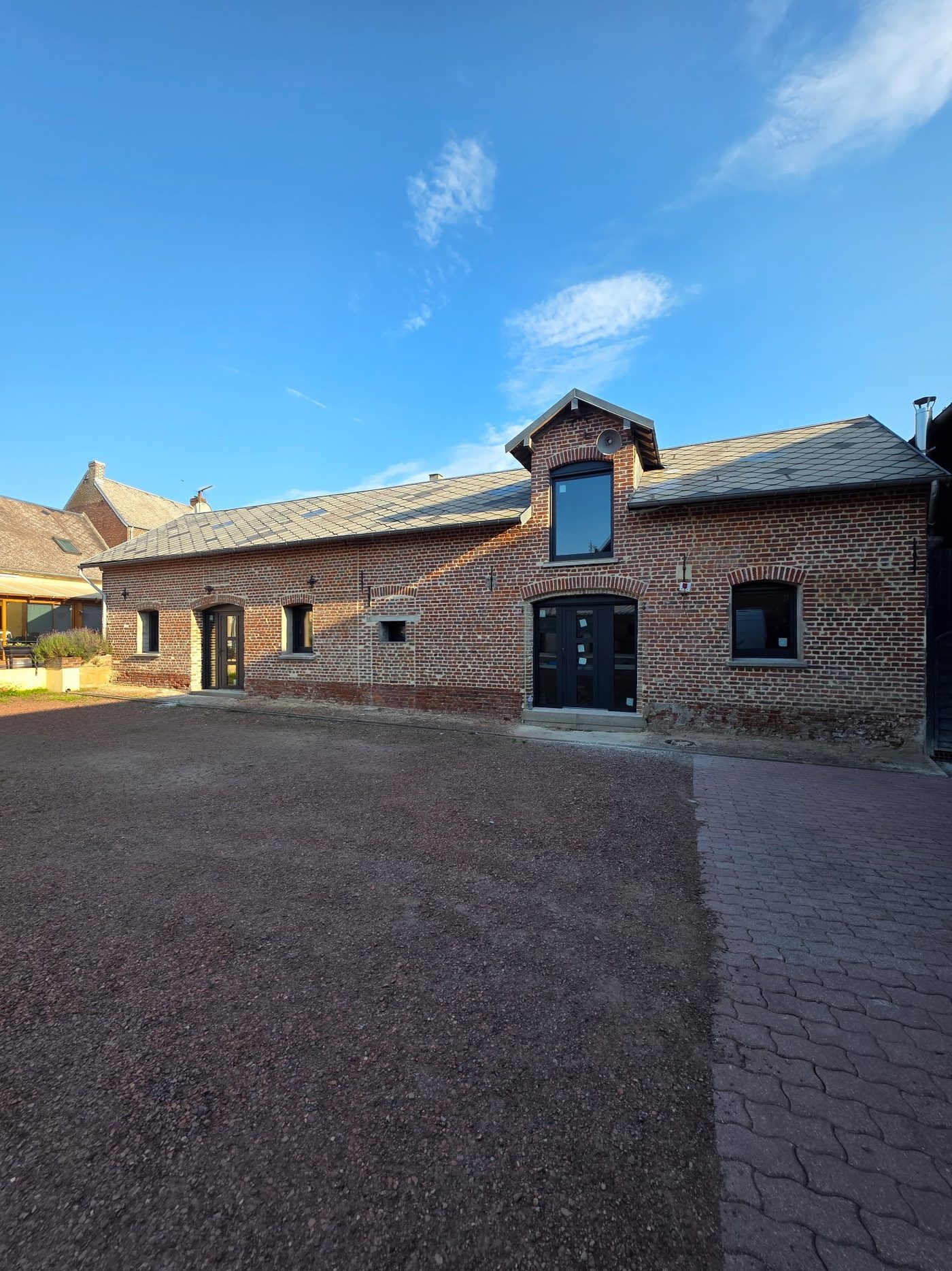 Une vieille ferme en brique qui revit